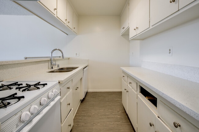 Building Photo - 17834 Burbank Blvd Unit 220