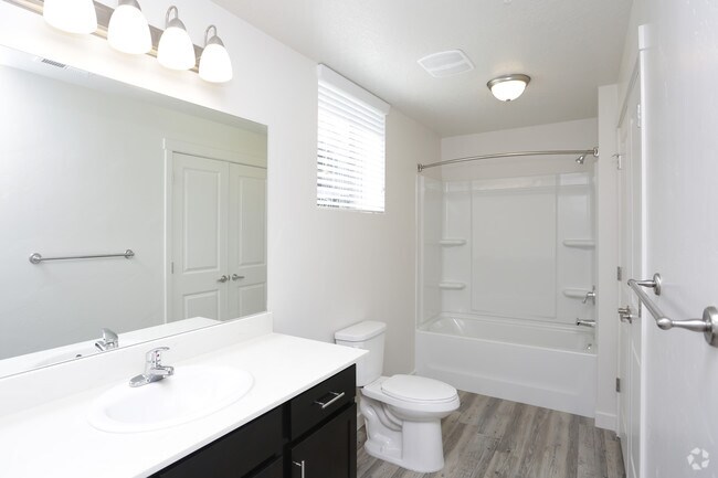 2BR, 2BA - 1,015 SF