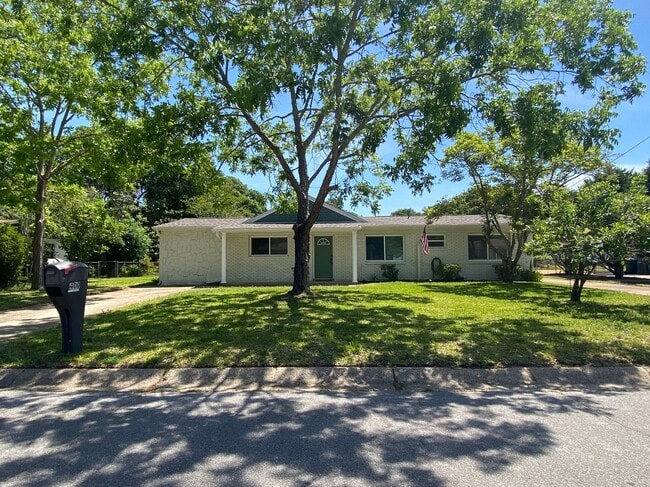 Building Photo - 400 Argyle Ct