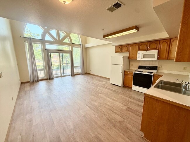Building Photo - 816 S College Ave Unit 2