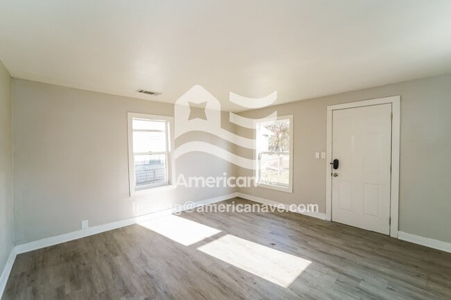 Photo - 2046 Russet St