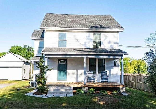 Building Photo - Spacious 3BR Home with Large Yard, Private Driveway & Storage