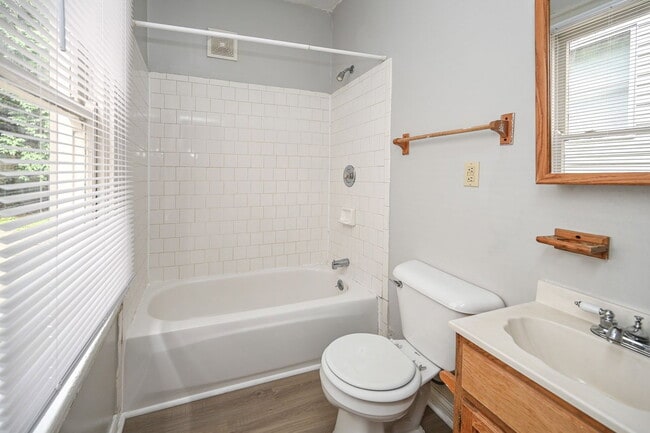 Photo - 2344 Victor St