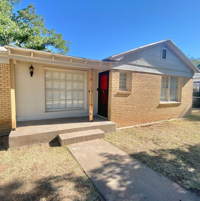 Photo - NOW PRE-LEASING FOR JULY: 4 bed 2 bath 2car garage in Tech Terrace