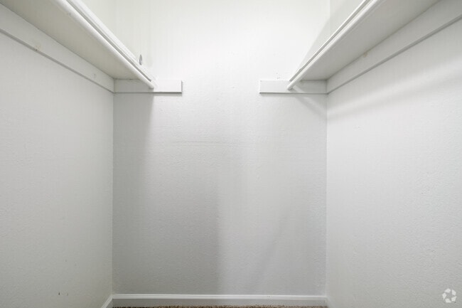 1BR, 1BA - 712SF - Closet