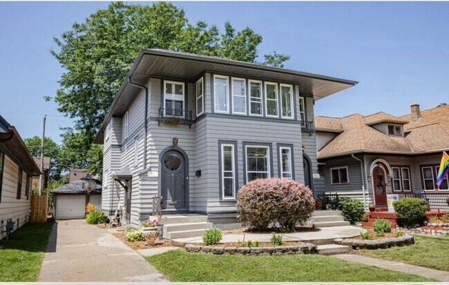 Building Photo - Charming 2BR Duplex in Wauwatosa Rental