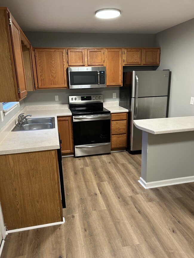 Building Photo - 120 Creekwood Ave