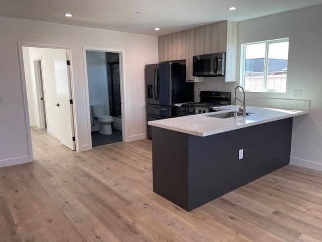 Photo - REST OF OCTOBER & NOVEMBER FREE! Spacious ... Unit 1529 Winona Blvd