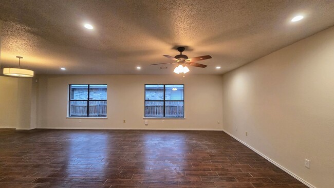 Photo - Spacious Woodlake 3 Bedroom with 2 Living Areas