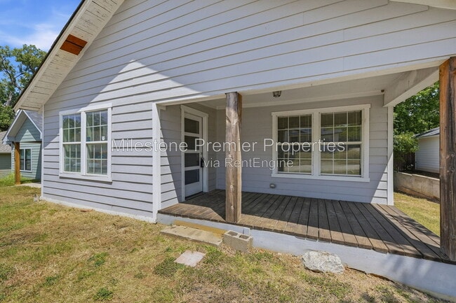 Photo - 215 W Walker St