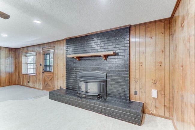 Photo - 305 Yaupon St