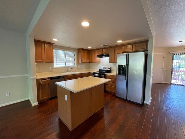 Building Photo - Exceptionally Roomy Upstairs 2 Bed 2 Bath Duplex! Dishwasher, Garage, Washer/Dryer Hookups