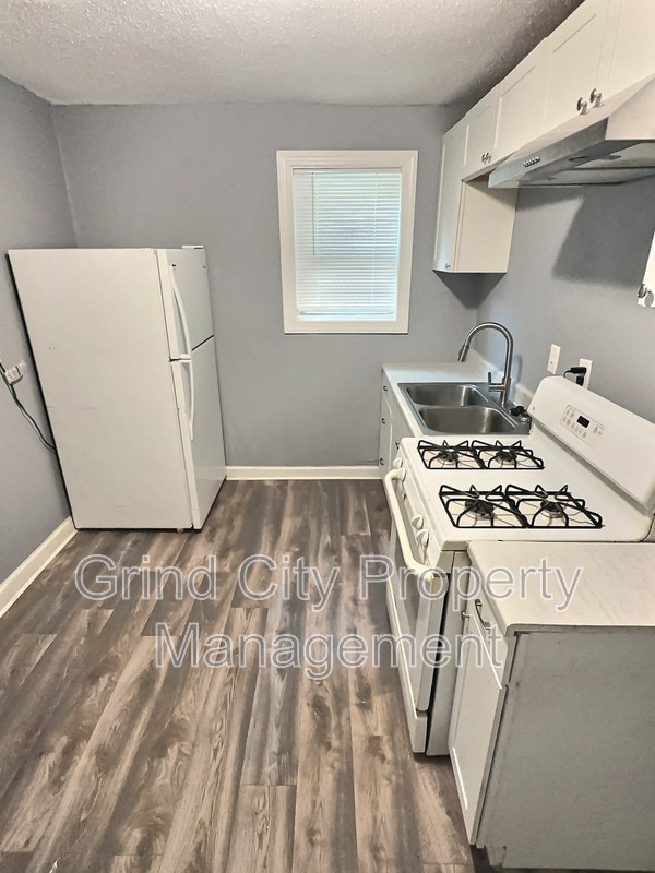 Photo - 3042 McAdoo Ave