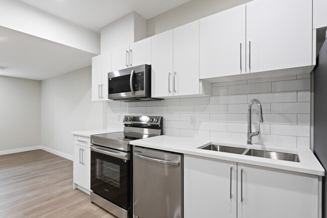 Photo - 6637-6646 46 Ave Unit BSMT 1