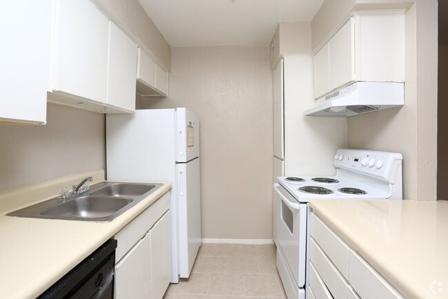 1BR, 1BA Junior - 586SF - Kitchen