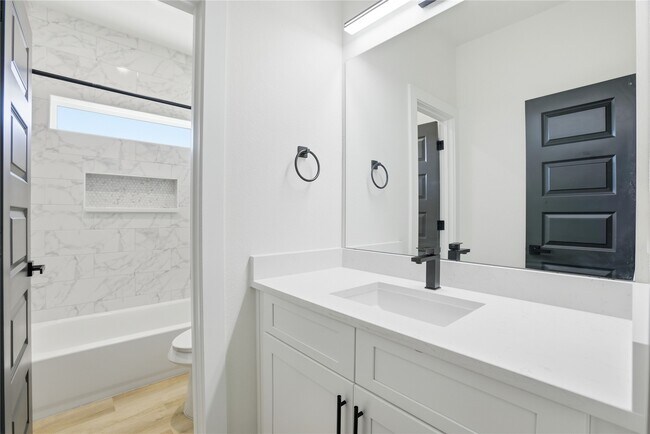 Photo - 712 Delano St Unidad A