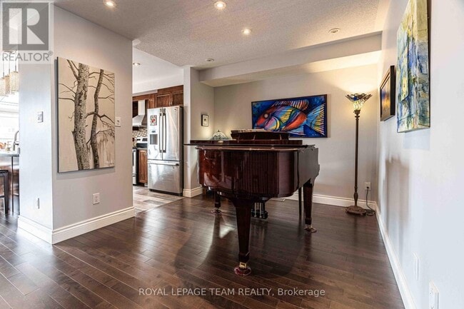 Photo - 640 Pepperville Crescent