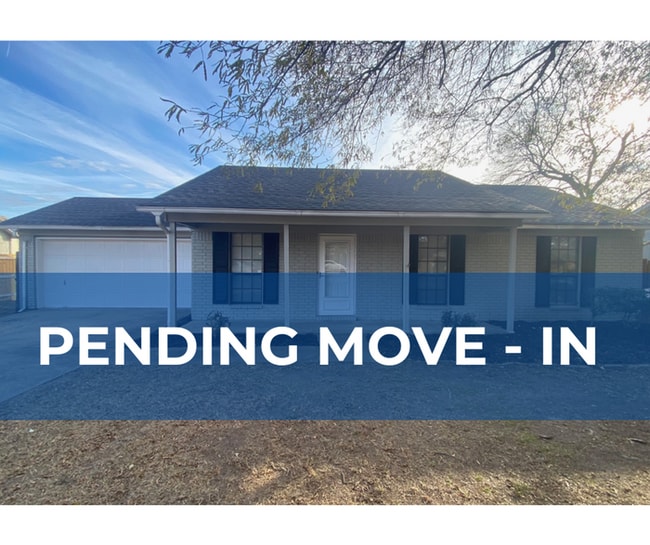 Building Photo - 611 Martin Ln