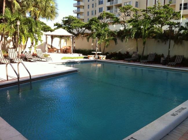 Building Photo - 3031 N Ocean Blvd Unit 405 Rental