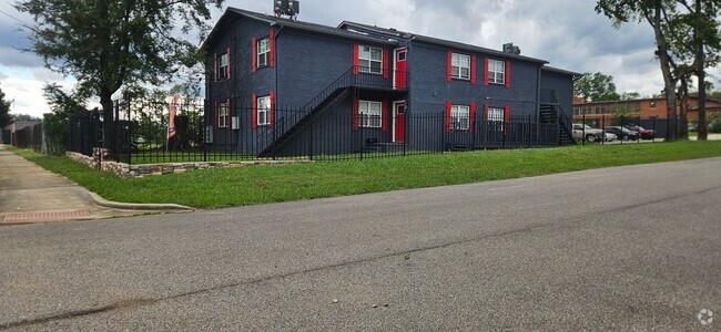 Building Photo - Newly Renovated 2 Bedroom Apartment Unit 4