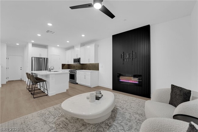 Building Photo - 600 N Carriage Hill Dr Unit 1048