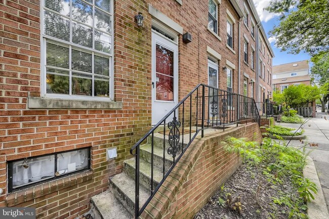 Photo - 1809 E Fairmount Ave Townhome