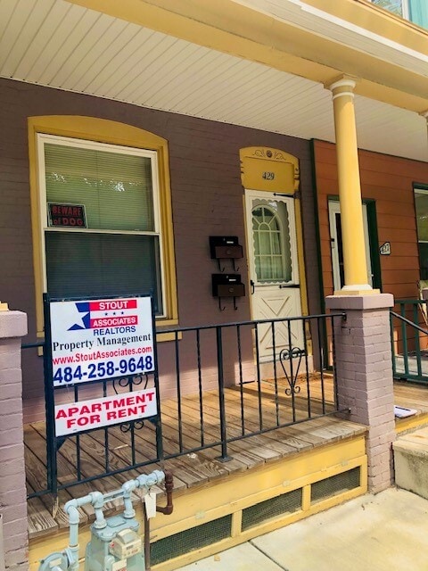 Building Photo - 429 Chestnut St Unit 1