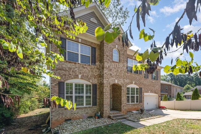 Photo - 139 Brackenbury Ln