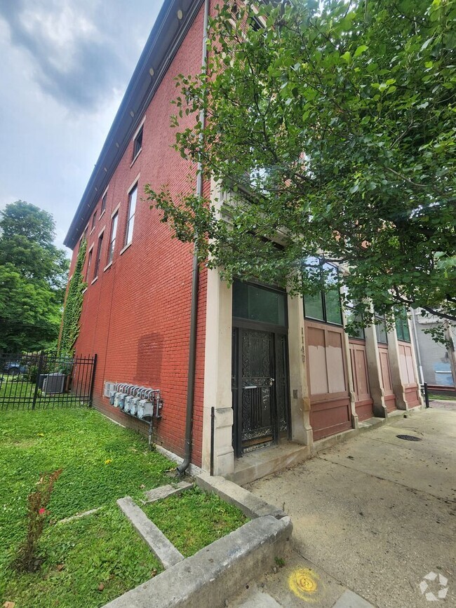 Building Photo - Light and Airy 2 bedroom 1 bathroom apartm... Unit A Rental