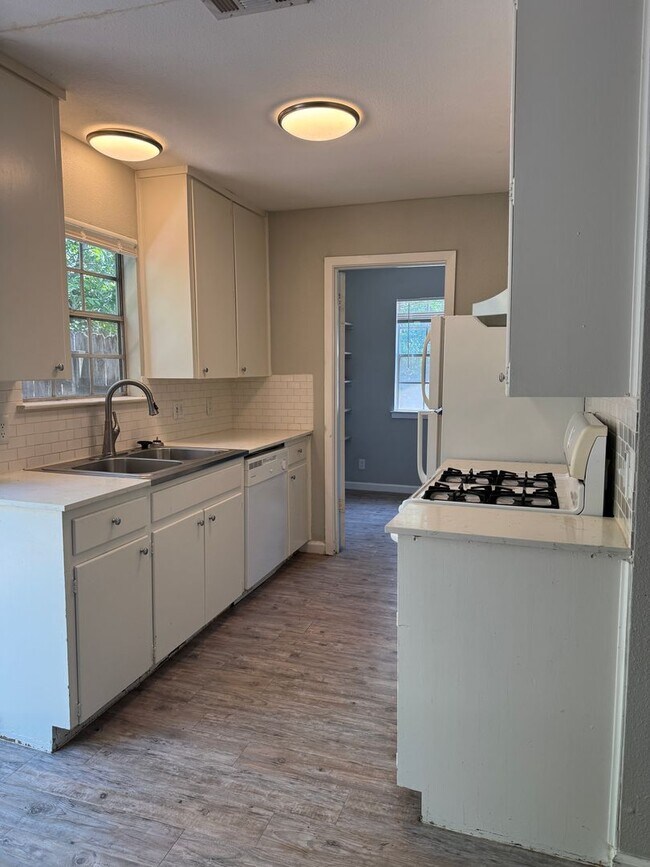 Building Photo - 1910 Westridge Dr Unit A Rental