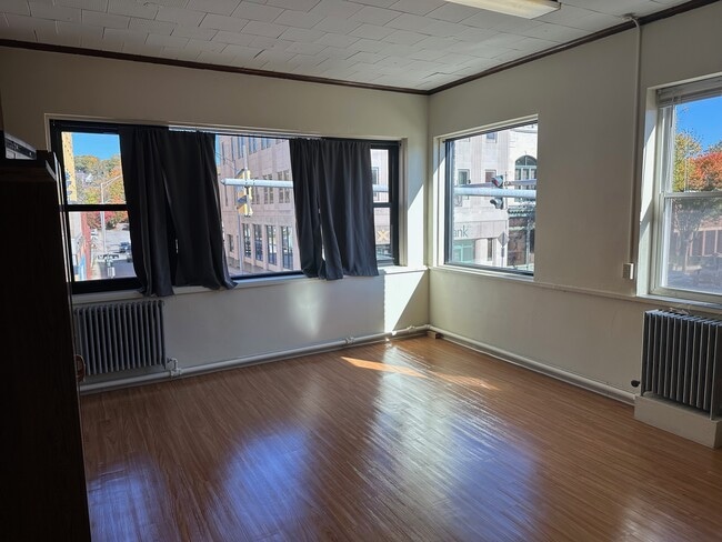 Building Photo - 406 Valley St Unit 1C
