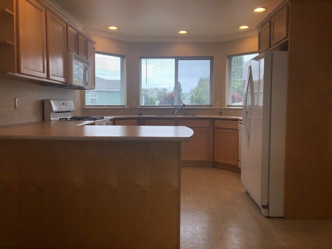 Photo - MOVE IN SPECIAL! 2 Bedroom, 2 Bathroom Condo with Convenient I-5 Access Unidad 334 #201
