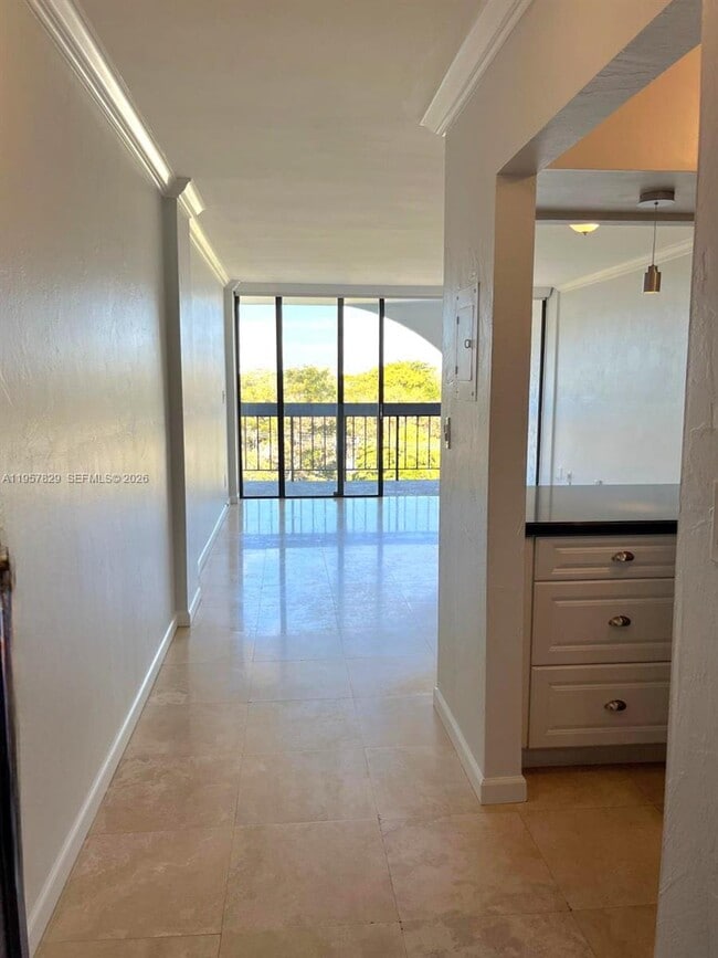 Photo - 2715 Tigertail Ave Unidad ph605