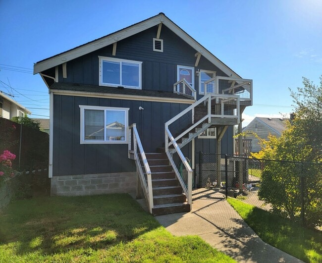 Photo - Bright and cheery 2 bed top level apartment in convenient Bremerton location