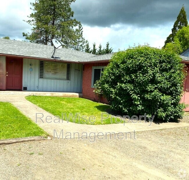 Building Photo - 3028 NE Douglas Ave Rental