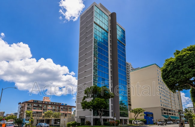 Building Photo - 1114 Punahou St Unit PH3