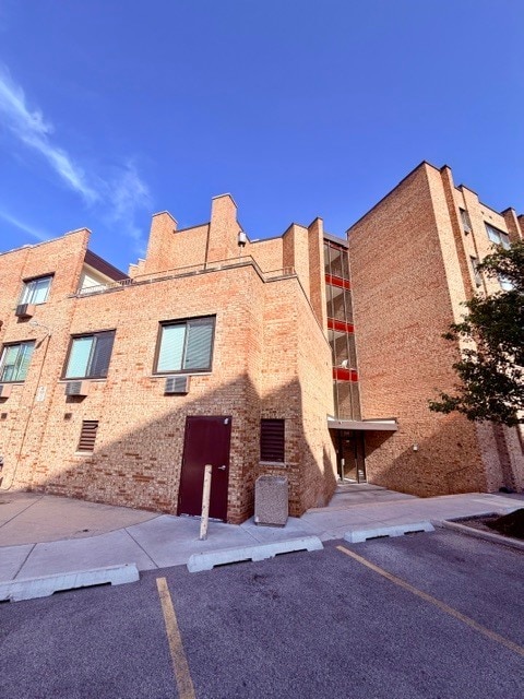 Building Photo - 5348 N Cumberland Ave Unit 300