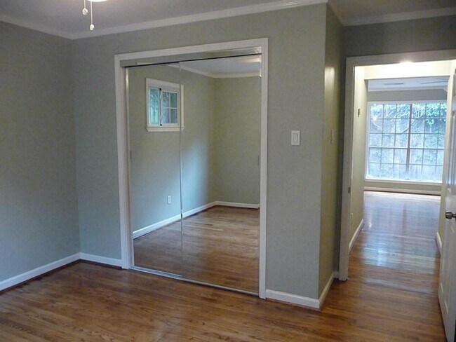 Building Photo - 1909 Fairview St Unit 2