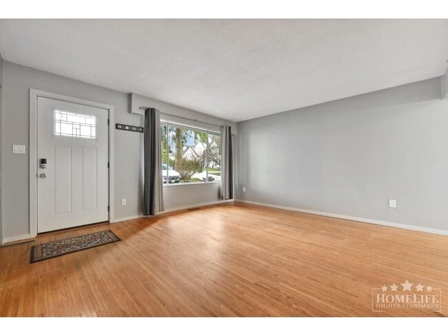 Photo - 1746-1156 156 St