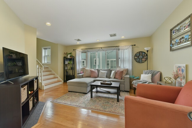 Photo - 335 W 4th St Unit 335