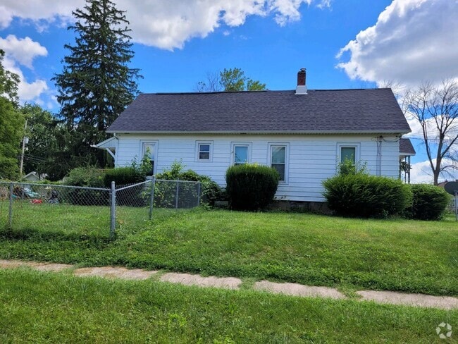 Building Photo - 3 bedroom home