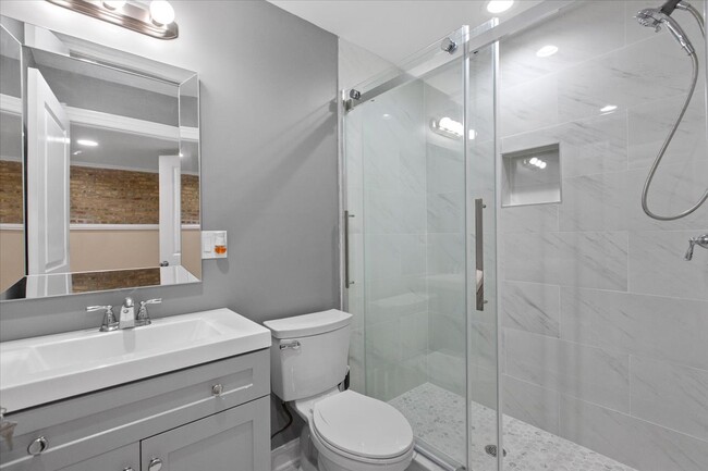 Building Photo - 1635 N Ashland Ave Unit g Rental