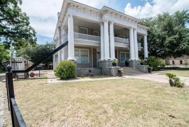 Photo - 407 N Moody St