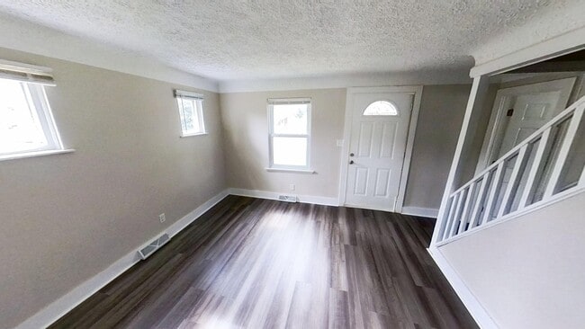 Photo - 5867 Huron St