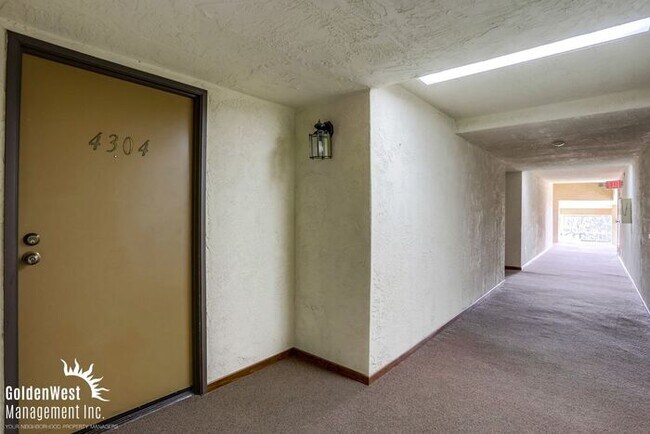 Breezy 2Bdm 2Ba Top-Floor Corner Condo with Mountain Views!