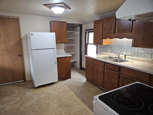 Photo - 400 Sherry St