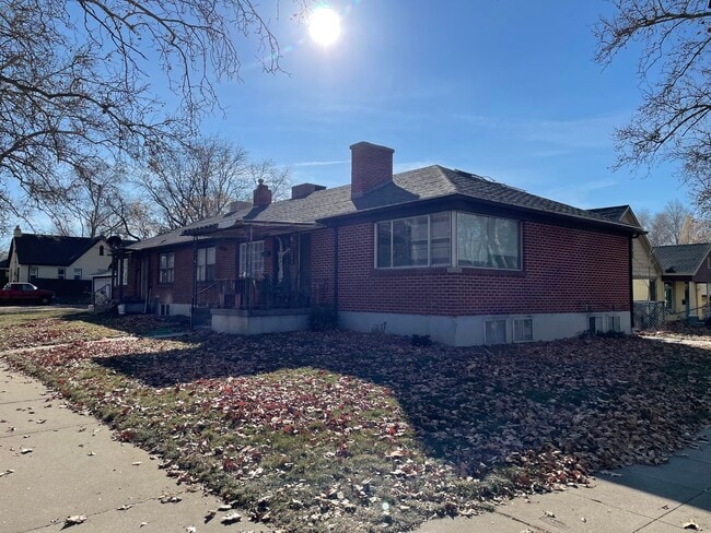 Building Photo - 2405 Van Buren Ave Unit 2405