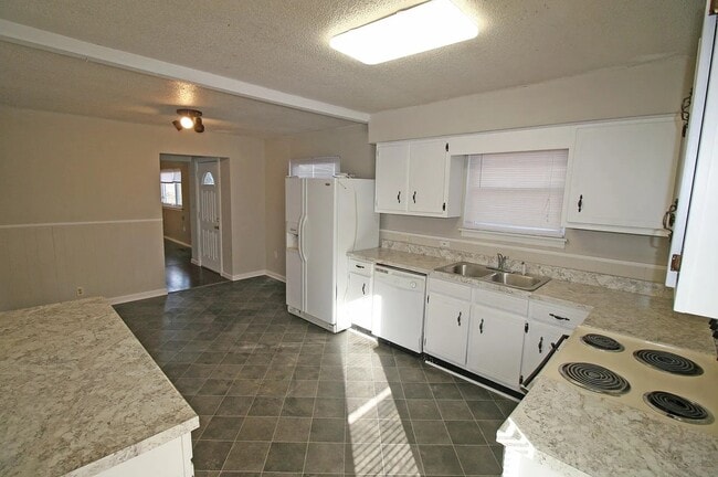 60 Hilltop Dr
