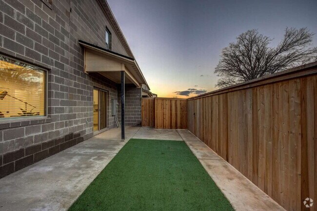 Building Photo - Luxury 3/2.5/2 New Construction Townhome! Unit 15
