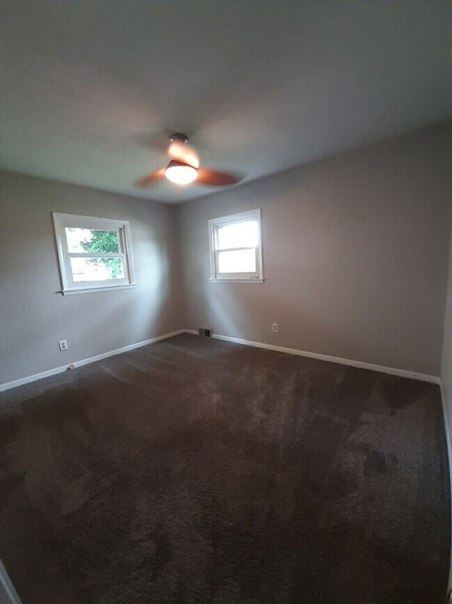 Photo - 3 bed 2 bath, 2 car garage Bettendorf Home!